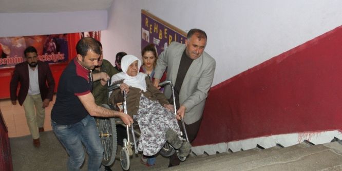 90 yaşındaki görme engelli oyunu kullandı