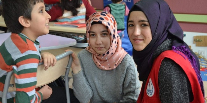 Afyonkarahisar'da gençlerden görme engelliler sınıfına ziyaret