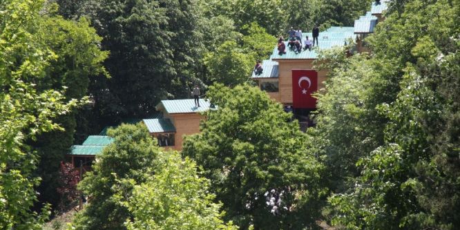 Kaçak bungalovları yıktırmamak için çatıya çıktılar