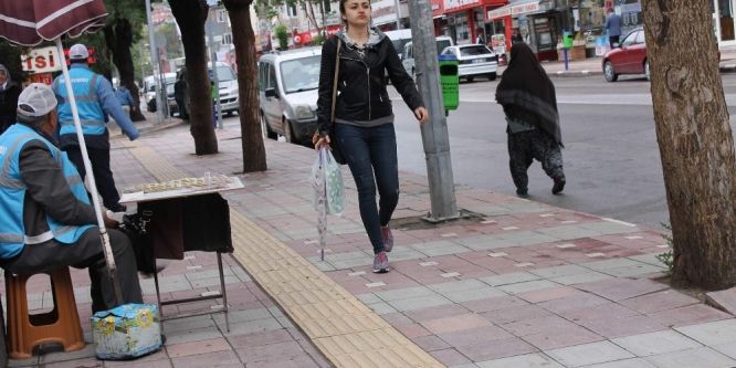 Hava soğuyunca vatandaş sokağa kışlık elbiselerle çıktı