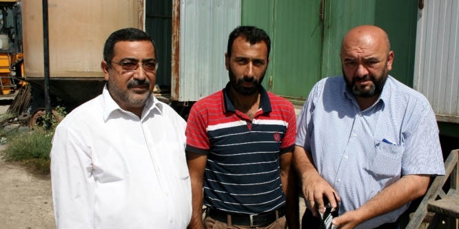 Parkta bulduğu para dolu cüzdanı sahibine teslim etti