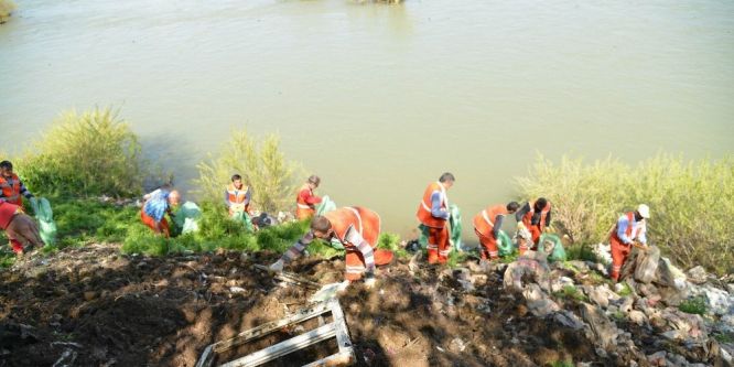 Dicle Nehri yatağında atık temizliği