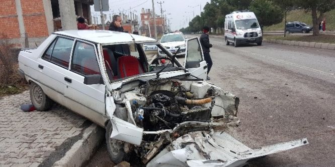 Otomobil ağaca girdi!