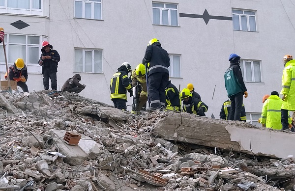 55 saat sonra gelen sevinç! Genç kız enkazdan böyle kurtuldu