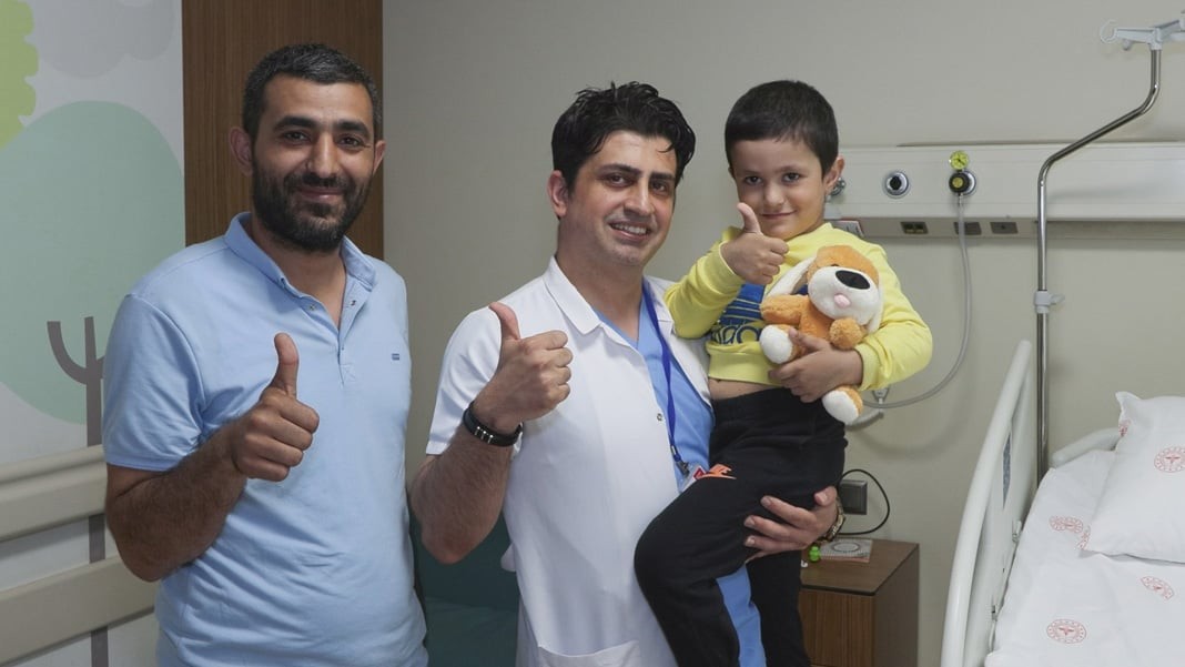 5,5 yaşındaki çocuk bunu diyerek 5. kattan atladı! Doktorlar şaşkın, burnu bile kanamadı