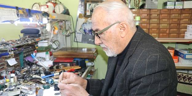 55 yıldır gözünden merceği elinden tornavidayı düşürmüyor