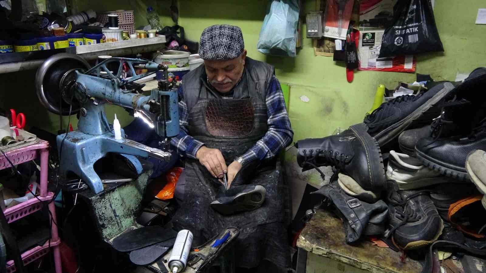 55 yıllık ayakkabı tamircisi: Çırak olmadığı için ayakkabı fiyatları yükseldi