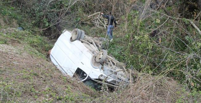 Minibüs şarampole devrildi