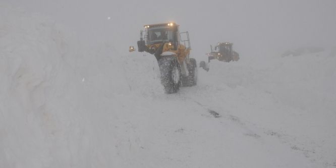 15 köy ile 77 mezra yolu ulaşıma kapandı