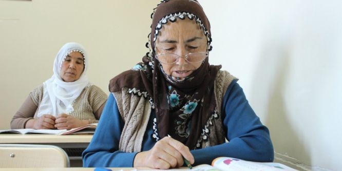 Yaşlı kadınlar okuma ve yazma öğreniyor