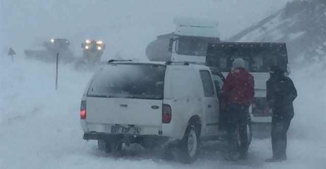 Mahsur kalanlara sıcak yemek dağıtıldı