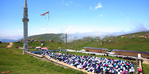 557 yıllık üstü açık camide cuma namazı