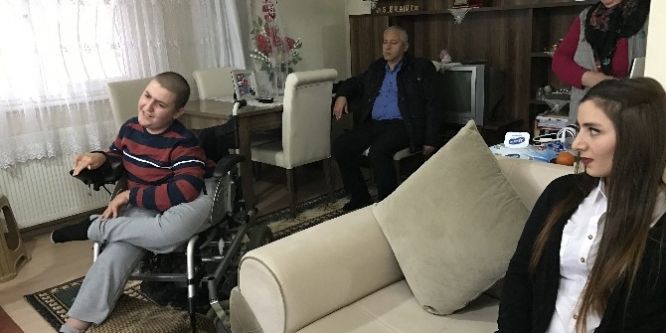 Bedensel engelli öğrenci karnesini evinde aldı