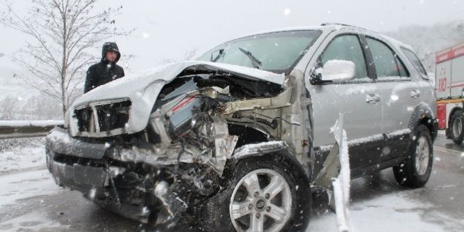 2 araç birbirine girdi