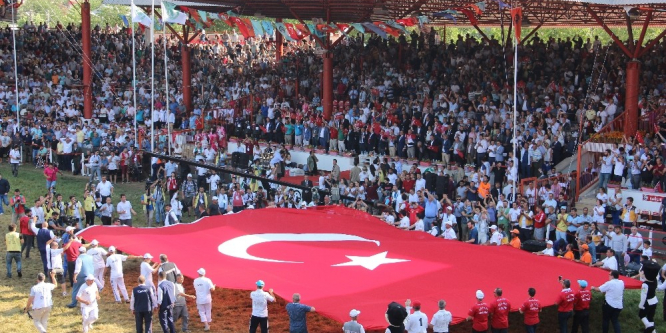 Kırkpınar’da dev Türk bayrağı şehitler için açıldı