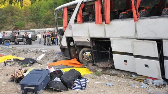 Yolcu otobüsü dereye uçtu: 7 yaralı