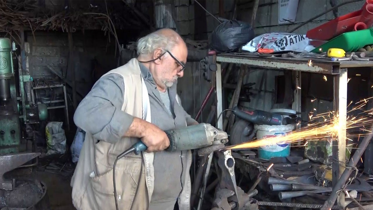 56 yıldır ateşin başında! Demiri ekmeğe dönüştürüyor