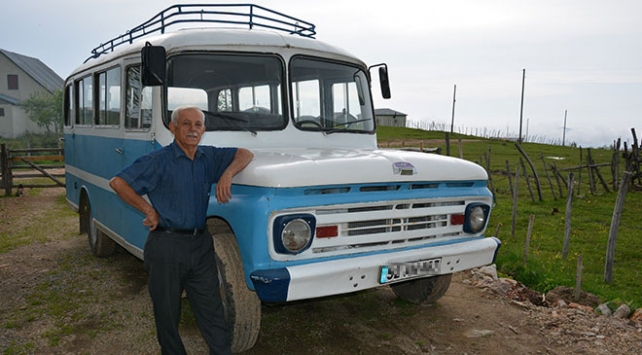 56 yıllık otobüsüne gözü gibi bakıyor