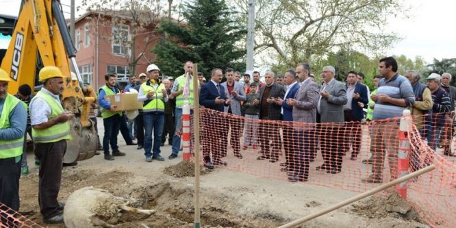 Kırsal mahallelerde doğalgaz için ilk kazma vuruldu