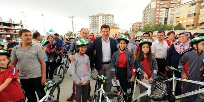 Merkezefendi Belediyesi’nden öğrencilere bisiklet