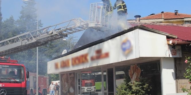 Bacadan çıkan yangın ekmek fırınını küle çevirdi