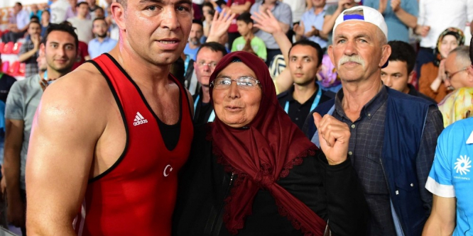 Oğullarını minderde yalnız bırakmadılar