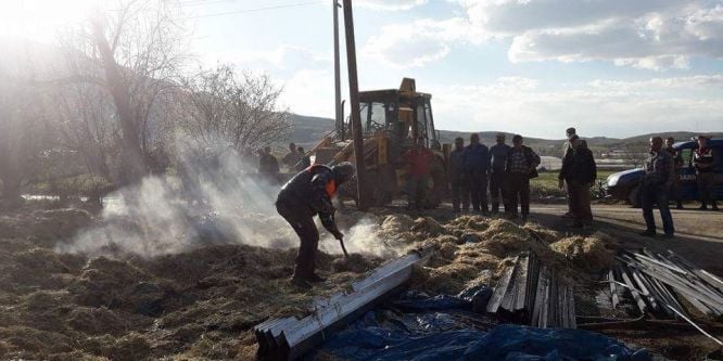 Gönüllü İtfaiye ekibi yangınlara müdahale ediyor