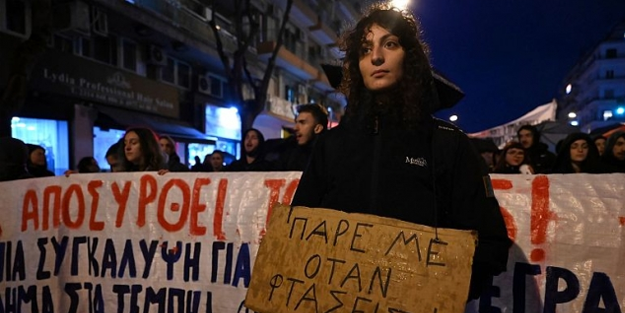 57 kişi ölmüştü: Yunanistan'da tren kazası protestolarında Polis ve göstericiler arasında çatışma