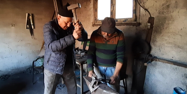 57 yaşındaki usta işi çözmüş! Gelen müşterilere bakın ne yapıyor