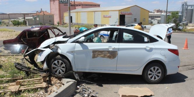Karaman’da 2 otomobil çarpıştı: 3 yaralı