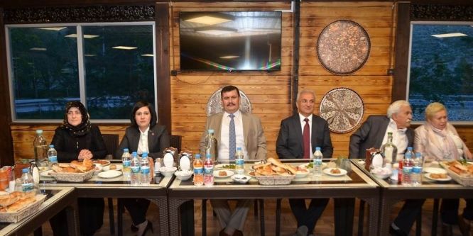 Vali Arslantaş: İhtiyaç sahibi ailelerin sofrasına oturun
