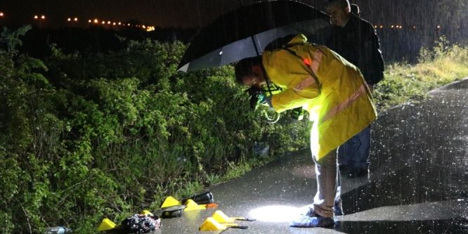 Otomobil sürücüsü yoldan geçen kadınlara çarptı