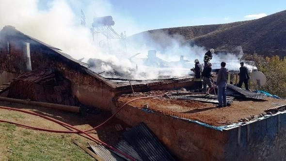 Köyde çıkan yangında 3 ev küle döndü