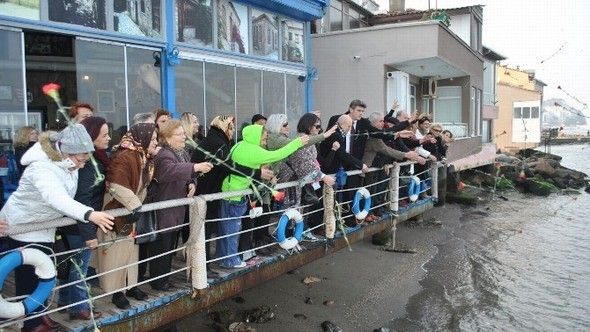 Denize karanfil bıraktılar