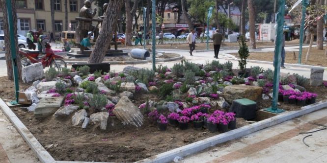 Burhaniye’de parklar güzelleşiyor