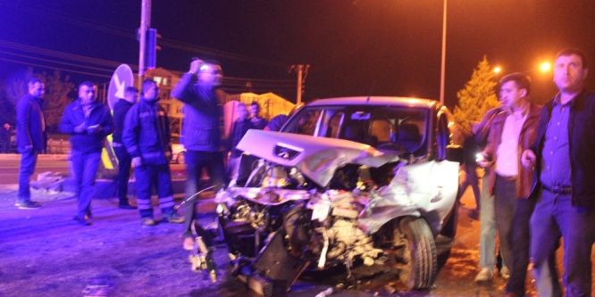 Jandarma aracı ile hafif ticari araç çarpıştı: 5 yaralı