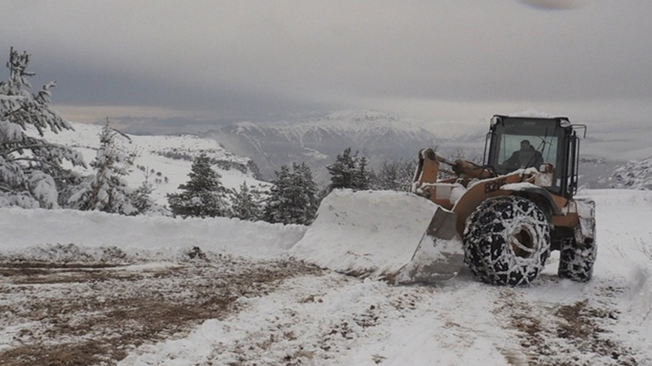 58 köy yolunu ulaşıma açma çalışmaları devam ediyor