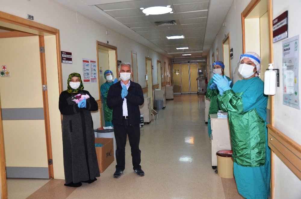 58 yaşındaki karı-koca korona virüsü yendi, alkışlarla taburcu oldu 