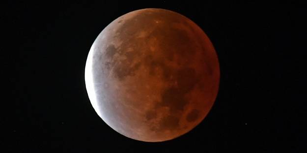 580 yılın en uzun Ay tutulması böyle görüntülendi