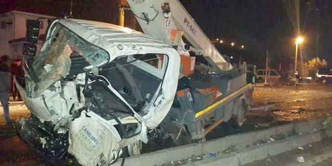 Kamyonet ile otobüs çarpıştı: 4 yaralı