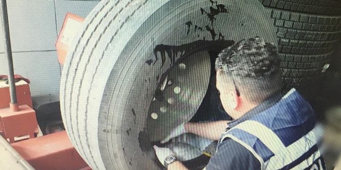 Polis esrarı bulmak için lastikçi oldu