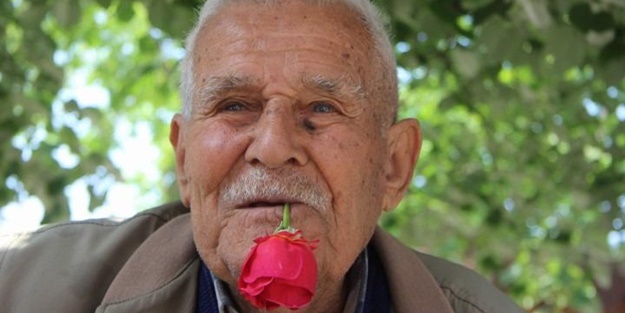 59 senedir ağzında gülle dolaşıyor