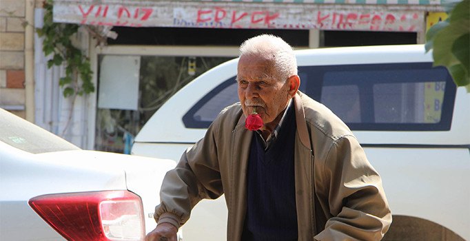 59 yıldır ağzında gülle dolaşıyor