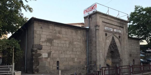 590 yıllık medreseye asılan tabela şaşkına uğrattı