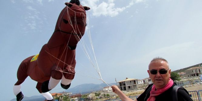 Çeşme semaları uçurtmalarla renklendi