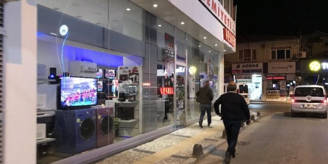 Havaya rastgele ateş eden şahsı esnaf bıçak ve silahla kovaladı