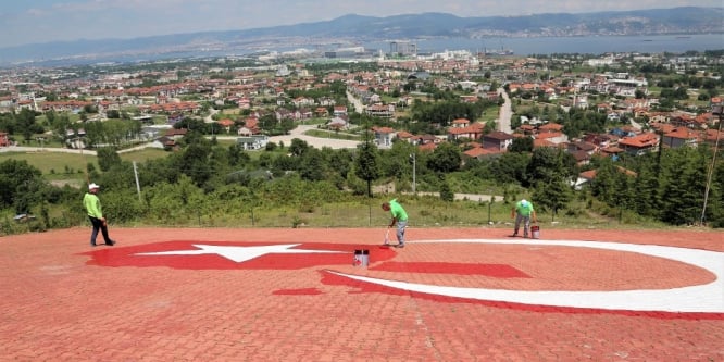 600 metrekarelik dev Türk bayrağı yenilendi