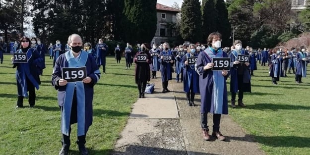 598 gündür dikilip milletin parasını yiyorlardı: Rektör harekete geçti!