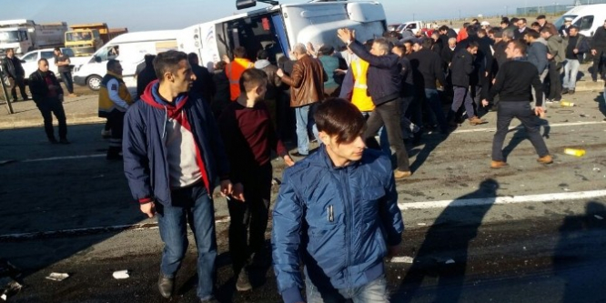 TIR yolcu midibüsüne çarptı: 1 ölü, 7 yaralı