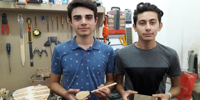 Kırşehirli gençler saz yapımını öğreniyor